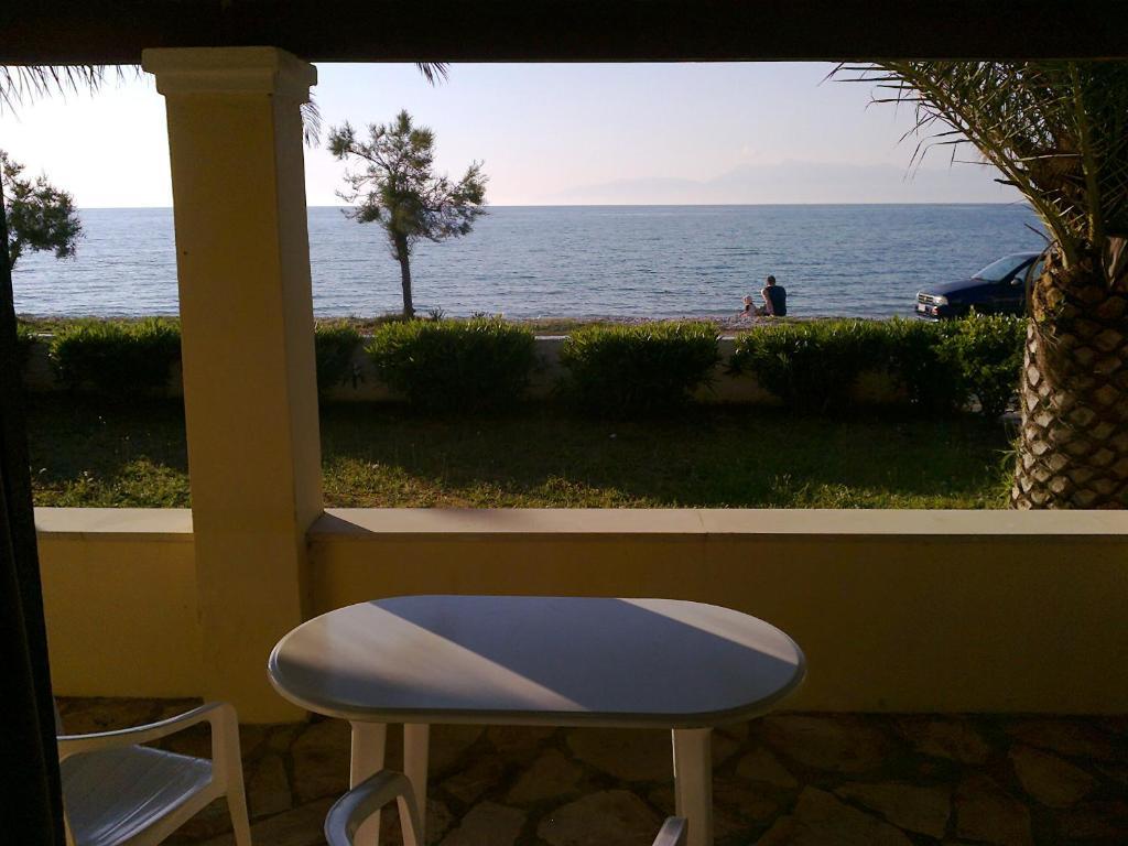 Front Salvanos 2* Acharavi (Corfu)